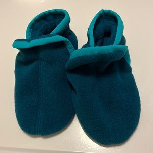 Patagonia baby synchilla slippers, 18-24 month, forest green